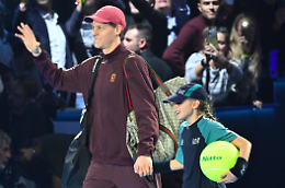 Nella bolgia della Inalpi Arena, Jannik Sinner parte bene e batte per 7-5, 6-1 Felix Auger-Aliassime