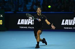 Al suo esordio alle Nitto Atp Finals, Lorenzo Musetti cede in due set a Taylor Fritz e alla stanchezza