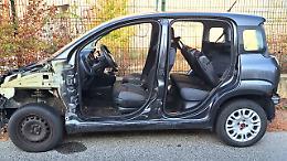 Un'altra Fiat Panda smontata dai ladri: rubate le portiere e il cofano