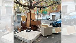 Cambia arredamento e butta la camera da letto in strada: maleducazione e degrado a Barriera di Milano