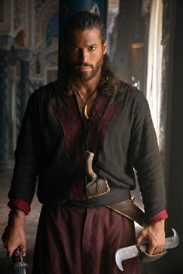 "Sandokan" contro Gerry Scotti: "La ruota della fortuna" in prima serata