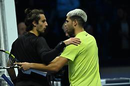 Carlos Alcaraz batte Lorenzo Musetti, va in semifinale e si garantisce il n. 1 a fine anno