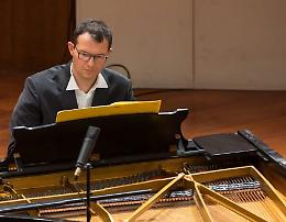 Torino, pianista torna a suonare grazie a un intervento. Ora, il concerto per ringraziare l'ospedale: «Mi hanno dato una seconda possibilità»