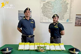 Cuneo, tabacco di contrabbando venduto negli alimentari: sequestrati 15 kg