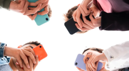 Adolescenti italiani: il 92% usa l’IA, ma metà si sente sola e a rischio psicologico