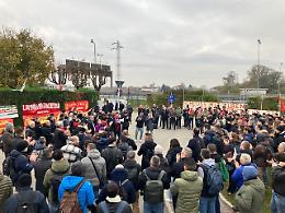 Italdesign agli indiani, in 300 davanti all'azienda: così Volkswagen rinvia la decisione