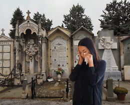 In questa città oggi è vietato morire: mancano i necrofori, stop ai funerali