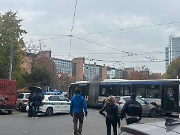 Scontro tra bus e un'auto in piazza Adriano: deviazioni per la linea 16