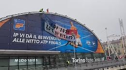 Nuovo blitz di Extinction Rebellion: striscione sul tetto di Porta Susa copre la pubblicità delle ATP Finals