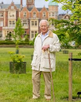 Re Carlo III festeggia da solo
Ma Sarah medita “vendetta”