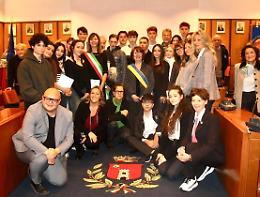 San Mauro, i neo-diciottenni entrano nella vita civica: consegnata la Costituzione