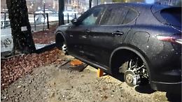 Parcheggia il Suv alla Crocetta e lo ritrova sui mattoni