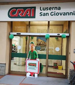 Luserna San Giovanni, cliente aggredisce la commessa del supermercato e le spacca il cellulare a terra