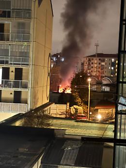 Torino, incendio in una carrozzeria a Pozzo Strada: danni ingenti e fumo visibile a grande distanza