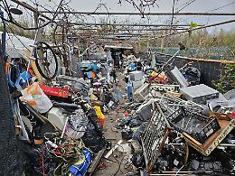 Rifiuti, sequestri e denunce. «E presto multe più salate»