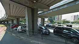 Con il cavalcavia sono spariti 100 parcheggi, commercianti in ginocchio. «Servono subito interventi del Comune»