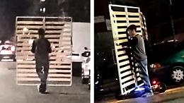 In strada sul monopattino con la rete di un letto. L'insolito trasloco nelle vie di Torino