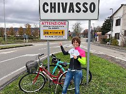 Chivasso, inaugurati i nuovi cartelli del rispetto del ciclista: «Le strade sono di tutti»