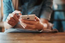 «La picchiava e le impediva di lavorare». Salvata in videochiamata dalla Sicilia