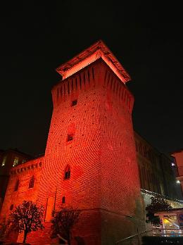 Settimo Torinese, la Torre medievale si illumina di rosso per la Giornata della Delezione del Cromosoma 22