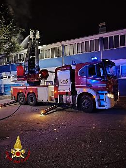 Incendio in Strada del Francese, intervento dei vigili del fuoco nella notte