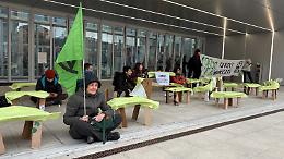 Extinction Rebellion protesta davanti alla Regione Piemonte con 30 tavoli verdi
