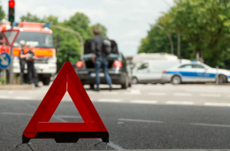Auto fuori strada in corso Duca degli Abruzzi: schianto contro un semaforo