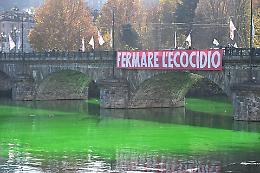 Blitz di Extinction Rebellion, fiume Po colorato di verde
