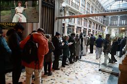 Ma che succede al Romano? Tutti in coda solo per lei...