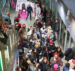 Le donne in corteo bloccano la metro di Torino  
