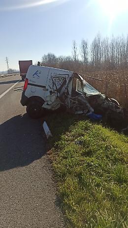 Incidente sull'autostrada A5 direzione Torino, scontro tra due veicoli, nessun ferito e pochi disagi al traffico