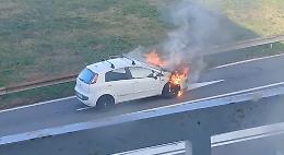 Auto in fiamme vicino alla Tangenziale di Torino, paura a Beinasco