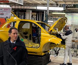 Il San Valentino di John Elkann (e non solo), sindacati in piazza: "Ecco perché la 500 Ibrida non basta"