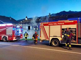 Chianocco, incendio in una casa, i vigili del fuoco al lavoro per ore
