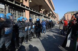 Sciopero generale, tensione davanti al Palagiustizia 