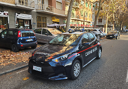 «Voglio aprire un conto». Poi punta la pistola al cassiere e rapina la banca