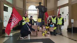 Lavoratori senza stipendio da mesi: «Ci hanno tirato il pacco di Natale»