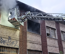 Incendio all'ex Osi-Ghia di corso Dante occupata dai clochard: due intossicati