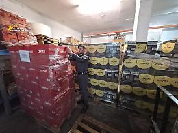 Furto di alcolici a Novi Ligure: ritrovate 11mila bottiglie rubate grazie alla guardia di finanza