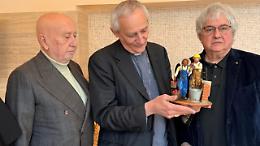 Asti, la statuina del presepe 2025 celebra integrazione e sicurezza: dono di Confartigianato e Coldiretti 