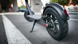 Ciriè, monopattino contro una Golf: incidente in via Roma