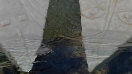 Omegna, due teste di marmo affiorano nella Nigoglia: l’omaggio fluviale di Giorgio Rava