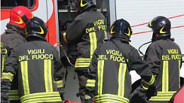 Principio di incendio in una concessionaria a Rivoli: la causa è un'auto elettrica in carica