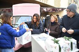 "Due volte buoni" anima via Lagrange: panettoni solidali per i neonati del Sant'Anna