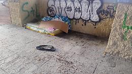 La passerella appena riaperta è già latrina: camera da letto di almeno 3 clochard