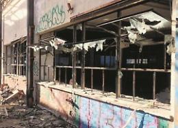 Cade da un capannone dell’ex Tecumseh: 24enne salvo per miracolo