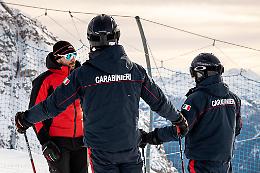 Bardonecchia, snowboarder senza casco fugge dopo un incidente e aggredisce i carabinieri