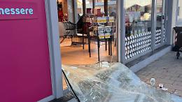 Spaccata nella notte a Druento, vetrina sfondata con un&rsquo;auto: furto al negozio Pi&ugrave;Me