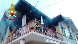 Fiamme a Lanzo Torinese, otto squadre dei vigili del fuoco arginano il rogo in una unità residenziale 