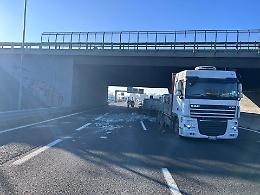 Rivoli, tir perde il carico in tangenziale: traffico in tilt e uscita obbligatoria